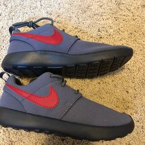 NEW Boys Nike Roshe One shoes